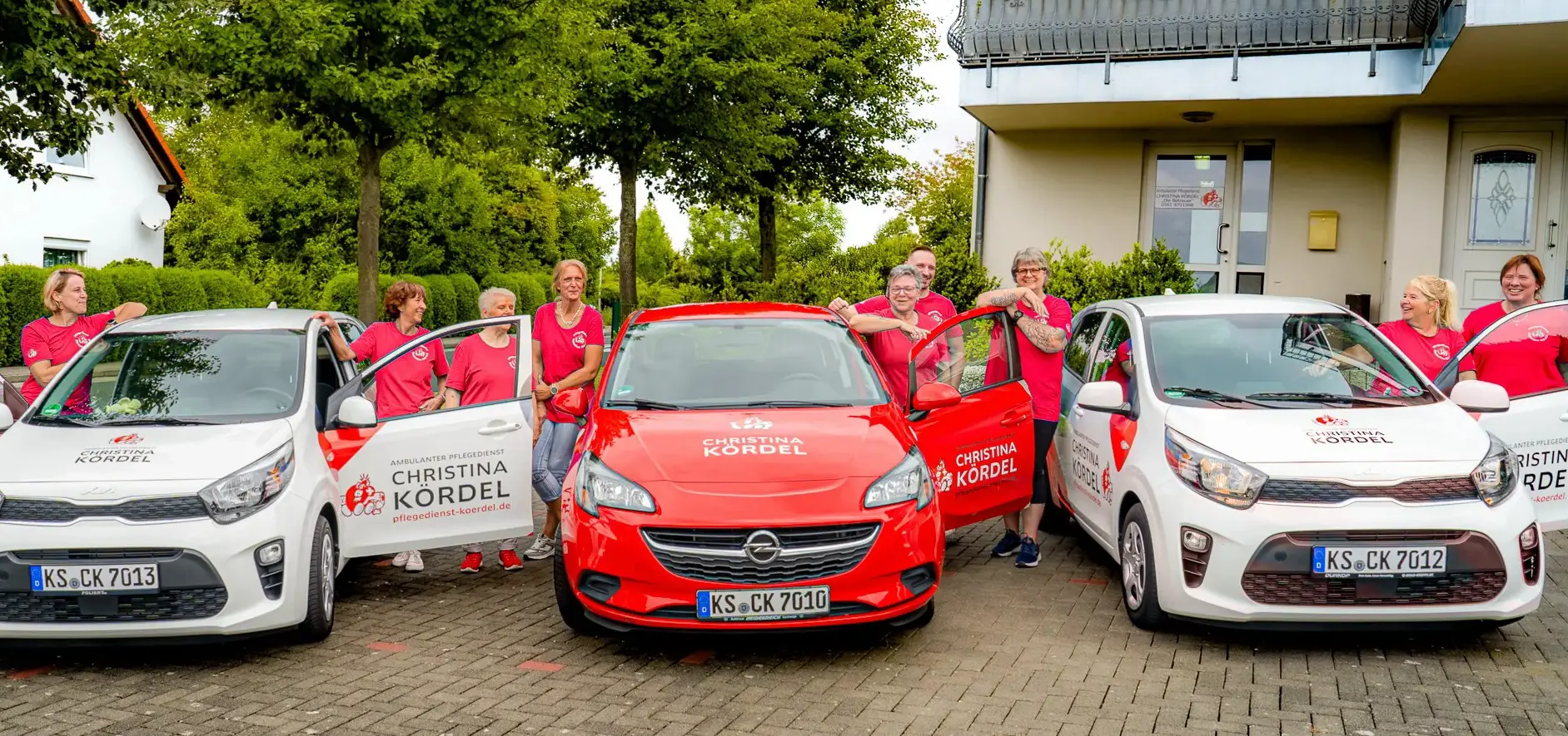 Das Team des Pflegedienstes Christina Kördel mit seinen Pflegefahrzeugen